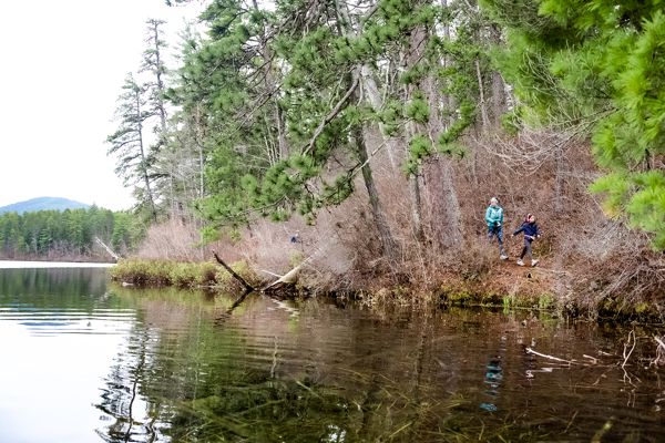 Runners on the bank above the lake's edge